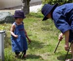 裸足で草取りをする観音と薫